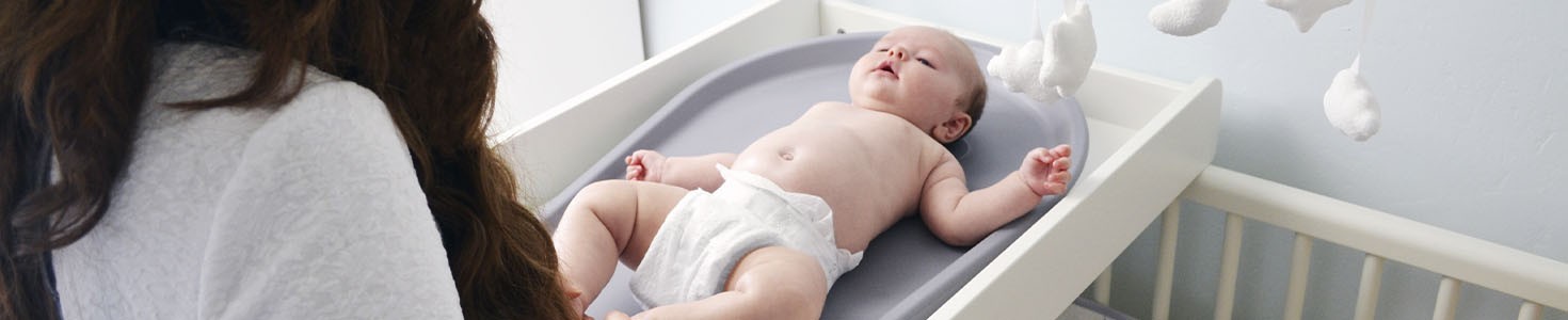 Accesorios de baño para bebés: Jarras, cepillos, peinas y más